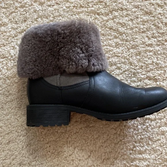 ♥️Ugg gray and black suede and shearling Sz 7 boots. Can be worn up or down - Picture 8 of 9